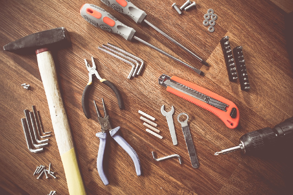 Jakie narzędzia budowlane zawsze warto mieć w domu?