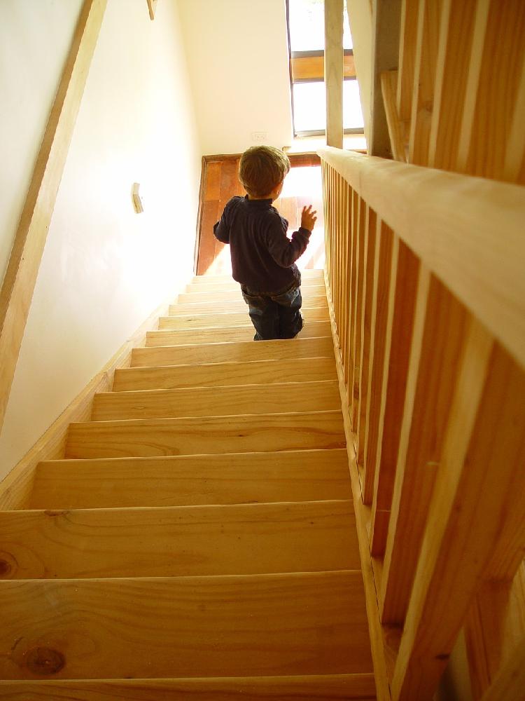 Oświetlenie schodów w domu – jakie rozwiązania warto zastosować?
